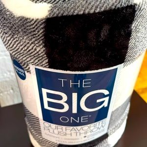 NWT - Plush Throw (black/white)